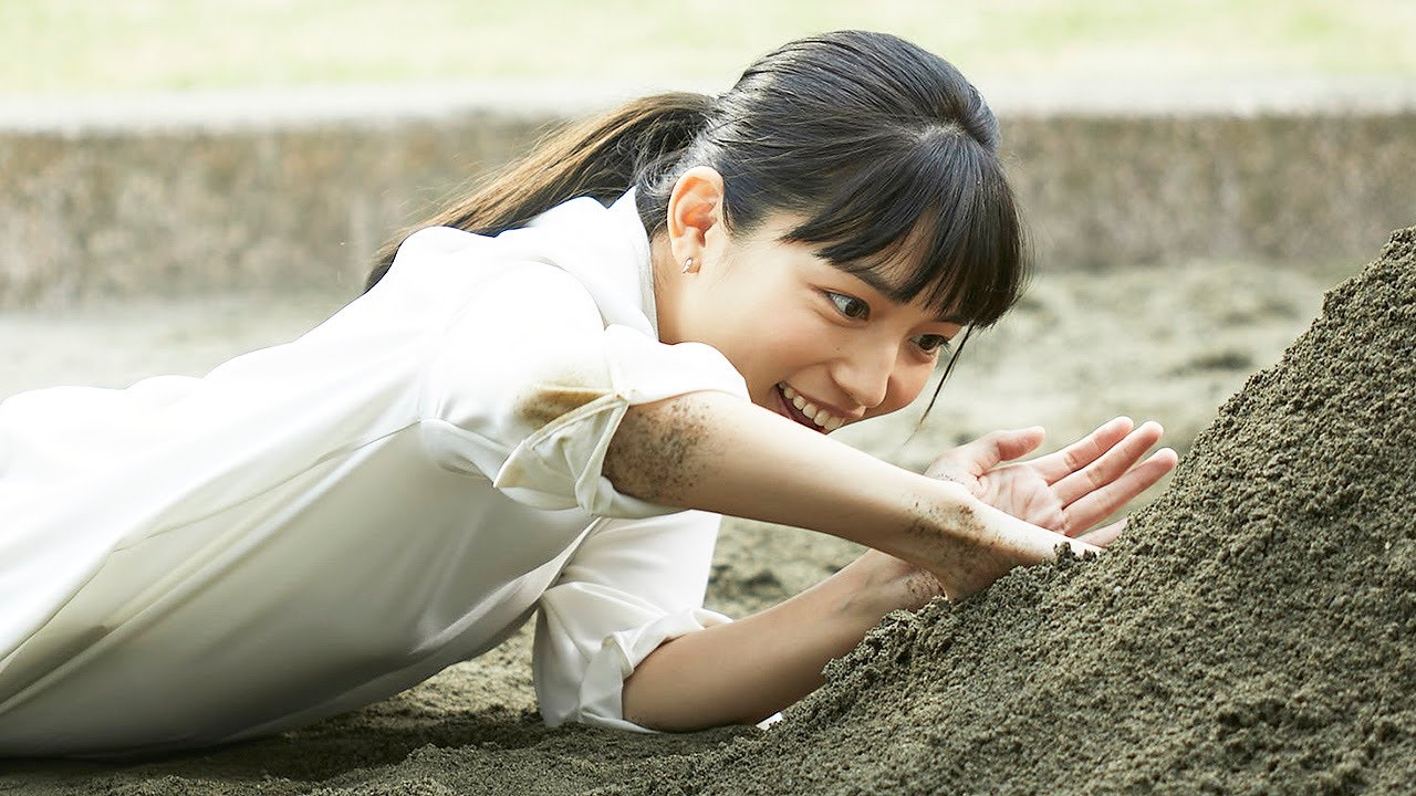 川口春奈、砂場で寝転びながらトンネル作り 立派な“まち”が完成! 熊谷組新CM「砂場でまちづくり」編&メーキング 川口春奈、砂場で寝転びながらトンネル作り 立派な“まち”が完成! 熊谷組新CM「砂場でまちづくり」編&メーキング