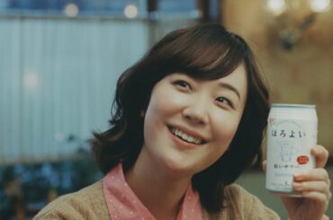 黒木華、佐藤二朗と仲良く歌声披露！　佐藤二朗はリズム感で苦戦？　「ほろよい」新CM「ほろよい部の唄」編