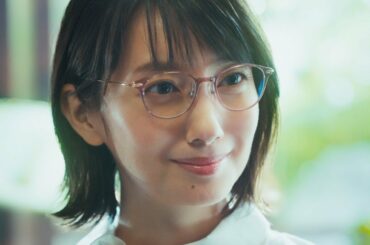 波瑠、メガネ店主役でミキとコミカルなやりとり　笑い止まらず崩れ落ちる一幕も　パリミキ新CM＆メーキング