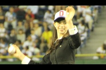 中条あやみ、制服姿でノーバン暴投始球式　女子高生達も卒倒　｢劇場版 零～ゼロ～｣呪いの魔球始球式