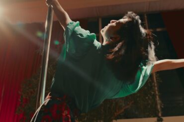 三吉彩花、レストランで大暴れ！バク宙にポールダンスとやりたい放題　映画「ダンスウィズミー」クリップ映像が公開