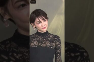 倉科カナ、大胆シースルーで美脚を披露　バラモチーフのピンクジュエリーも【MAiDiGi TV】
