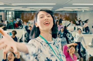 三吉彩花が音楽を聞くと…歌わずに踊らずにいられないカラダに!? 『ダンスウィズミー』超特報