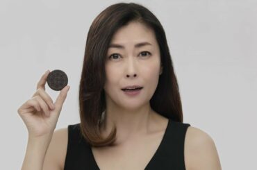 中山美穂、ビスケットのおいしさ一口で伝える？　「Noir」新CMが公開