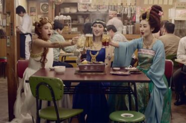 三大美女にふんした香椎由宇、山本美月、波瑠が焼肉店で女子会　GU新CM「ウーー、ガウチョ」「ガチョーン」「似合うかしら」編