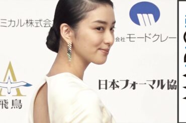武井咲、エレガントなドレス姿で美背中も披露　出産後初公の場に登場　「第19回ベストフォーマリスト」受賞式