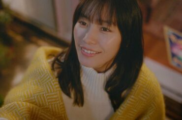 南沙良、笑顔でキャッチ！きらめくポケカが空から降り注ぐ　ポケモンカードゲーム新CM「CARD UNIVERSE」編