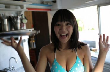 浅川梨奈、10代のフレッシュすぎるボディ!