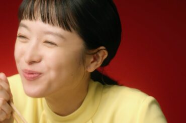 清野菜名、幸せ顔でキムチ頬張る！笑福亭鶴瓶の食べっぷりも注目／東海漬物「こくうまキムチ」CM