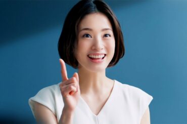 上戸彩、教壇に立つ！スタイル際立つ白ワンピ姿で熱弁　ソーダストリーム新CM「地球のためにできること」編＆メーキング