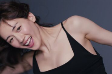 綾瀬はるか、“美デコルテ”あらわ　ブラックコーデで大人の魅力　「SK-II」新CM「あの日の決断が今日の私」編