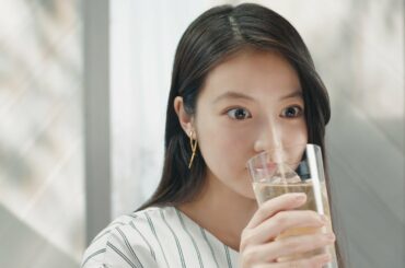 今田美桜、リリー・フランキーと楽しくウィスキーを味わう／「キリンウイスキー 陸」CM＋メイキング＋コメント