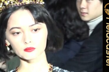 玉城ティナがセクシーな網タイツでランウェーを颯爽と歩く【D&G ファッションショー】