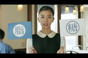 黒島結菜がレトロなウェイトレス姿で玉山鉄二と出演／TV CMサントリー黒烏龍茶「糖避けて、脂避けない」篇