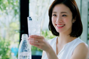 上戸彩、ノースリワンピで美肌見せ　フライング生炭酸にキュートな笑顔　ソーダストリーム新CM
