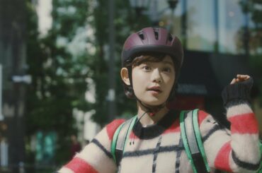 杉咲花、副業でフードデリバリー配達員に　成田凌は全身白色の衣装で静止するパフォーマーに