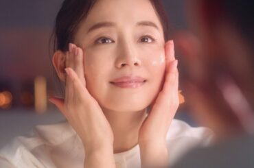 石田ゆり子、癒しのスキンケアタイムで「つや玉」キラリ／資生堂エリクシールCM