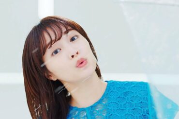 広瀬すず、傘から顔出し「スーイ！」　キュートな表情連発　AGC新CM「素材でがんばるAGC／水素製造膜篇」