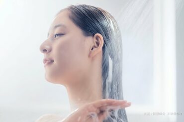 新木優子、泥シャンで髪サラサラ…自然な表情や動きが魅力的／クレイビューティーブランド「DROAS」CM＋メイキング＋インタビューュー