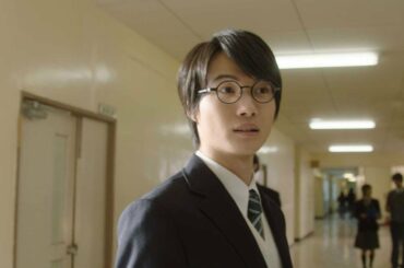 神木隆之介、パン選びに迷う松本穂香にアドバイス　au新CM 意識高すぎ！高杉くん「購買部」篇