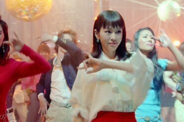 桐谷美玲＆ふてニャン、1980年代のディスコにタイムスリップ　Y!mobile新CM「1980はじまる」篇＆「タイムスリップ」篇