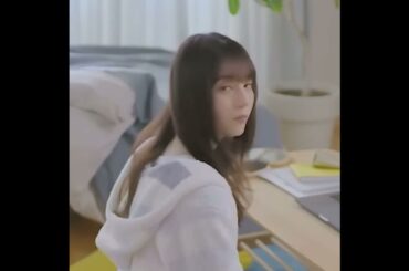 女の子座りする小坂菜緒ちゃん