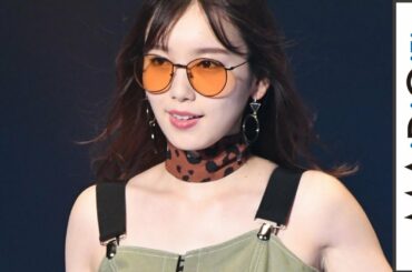 飯豊まりえ、モードなキャミワンピで美デコルテ見せ　「TGC2019A／W」