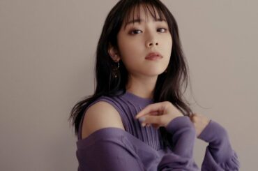 『ZIP!』お天気キャスター・貴島明日香、肩出しニットで大人の表情　Andemiu×貴島明日香「ON・OFF着まわせる好印象モテ服」コーディネートムービー