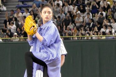石原さとみ、始球式で岡島秀樹の“ノールック投法”再現 まさかのハグに球場どよめき　サントリードリームマッチ2019