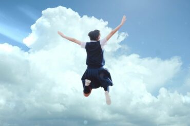 佐久間由衣、制服姿でジャンプ！CMソングはみやかわくん　「キリンレモン」新CMが公開