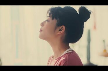 高畑充希、ネコと一緒にヨガに集中　『バファリンルナi』新TVCM