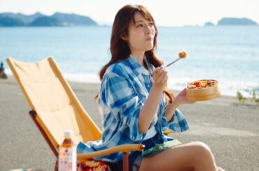 深田恭子、美脚スラリなホットパンツ姿　ビーチでリラックスランチ　 キリン 午後の紅茶「お弁当に紅茶。新！おいしい無糖」