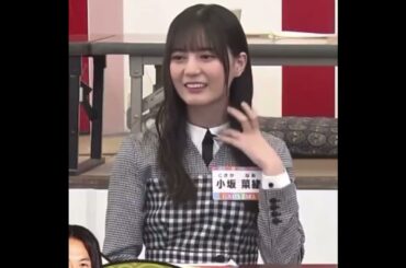 髪を耳にかける小坂菜緒ちゃん