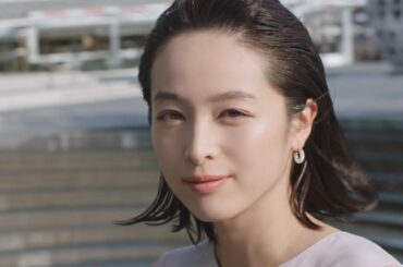 清野菜名、ほっそり二の腕あらわ クールな眼差しにドキッ！「マキアージュ」新モデルに