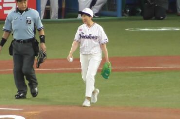 小池百合子都知事が始球式に登場!!いつもより腰が低いつば九郎ww 2022.08.23 プロ野球ヤクルトスワローズvs広島カープ at 神宮球場