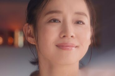 石田ゆり子、心地よさそうにクレンジング　“つや玉”輝く美肌も　エリクシール 温感メイク落とし「すっきり」篇