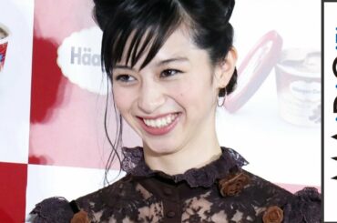 中条あやみ、ブローチは本物のチョコ！　甘い香りのチョコドレス姿でキュートに