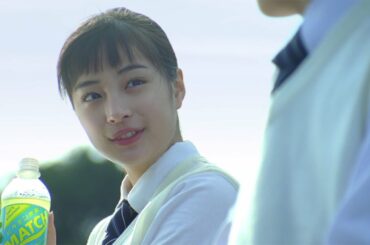 広瀬すず、制服＆ポニーテールで「マッチ」妄想新CM　ビタミン炭酸飲料「マッチ」新CM「海辺」編　#Suzu Hirose　#CM
