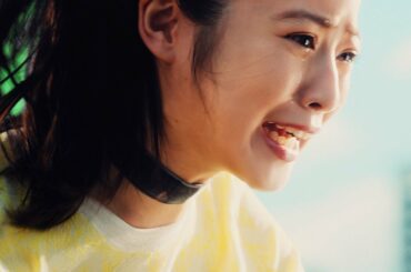 今田美桜、涙ながらに訴える！　巨大化したスーモと一緒に人々救う　SUUMO新CM「巨大スーモと今田さんの初めての住まい探し篇」