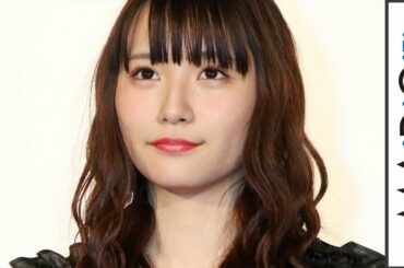 浅川梨奈、赤ニット×黒ジャンスカでメリハリコーデ　映画「血まみれスケバンチェーンソー RED」ヒット御礼舞台あいさつ