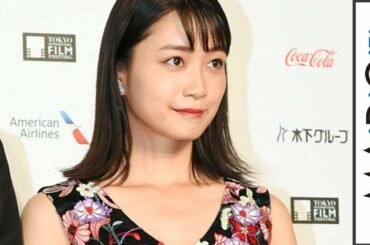 深川麻衣、花柄ノースリーブドレスで「愛がなんだ」岸井ゆきのらとレッドカーペットに　「第31回東京国際映画祭」