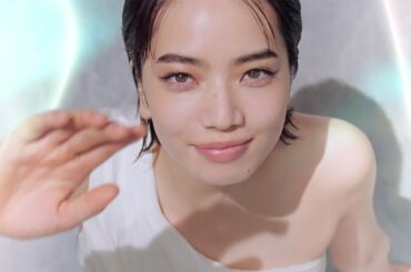 小松菜奈、ワンショルダー大胆美肌見せ！　「アネッサ　デイセラム」新CM「はじめよう、太陽エステ。」編