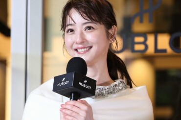 佐々木希、瞳もキラキラ！ビジュー付き純白ドレスとウブロの時計を着用して登場／「ウブロ表参道ブティック」オープニングイベント