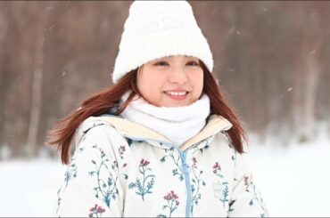 川島海荷、キュートなニット帽×ボタニカル柄アウターでパウダースノーを散策！　「旅色」3月号が公開