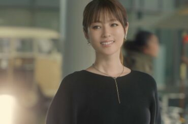 深田恭子、パンツ姿で美脚披露　華麗にウォーキング　『ユニクロ』新TVCM「明日、何を着ますか？スマートパンツ篇」