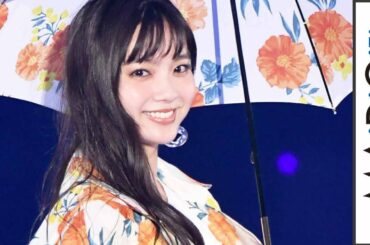 新川優愛、ミニワンピですらり美脚　傘を手に梅雨の装い
