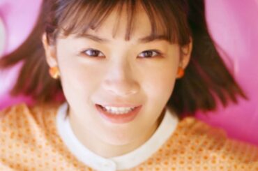 伊藤沙莉、バランスボールに大胆ごろり！オフィスで自由スタイル／花王めぐりズム 蒸気でホットアイマスクCM