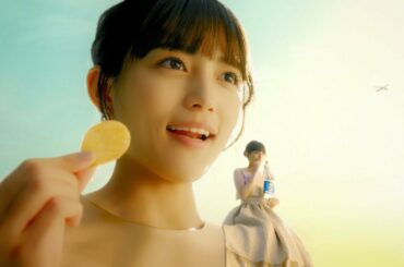 川口春奈、巨大化で第5形態まで成長！東京タワー3倍の超巨大“ハルナデラックス”に!?　『カルビー』新CM ポテトデラックス「ハルナデラックス」篇＆メイキング