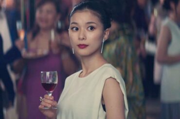 芳根京子、美しい大人の女性に変貌　華やかパーティーでドレスアップ　「Arc アーク」本編映像