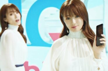 深田恭子がたくさん登場？　シースルーでほんのり肌見せも　UQ mobile新CM「深田さんがいっぱい」編